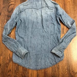 Levi’s Pearl snap denim shirt women sz XS